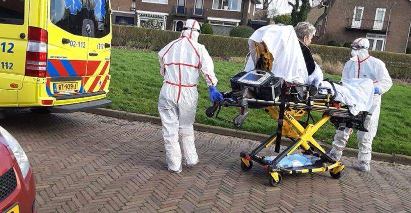 Mannen in witte pakken - Ambulance