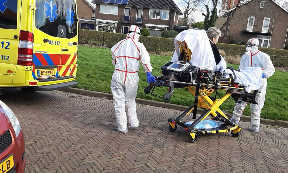 Mannen in witte pakken - Ambulance