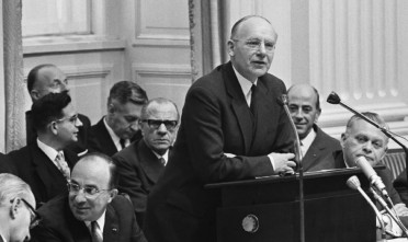 Minister Vondeling van Financiën tijdens zijn rede. - Foto Nationaal archief