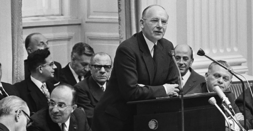 Minister Vondeling van Financiën tijdens zijn rede. - Foto Nationaal archief