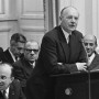 Minister Vondeling van Financiën tijdens zijn rede. - Foto Nationaal archief