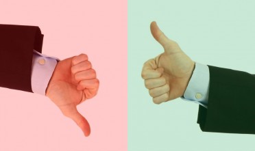 Duimen omhoog en omlaag