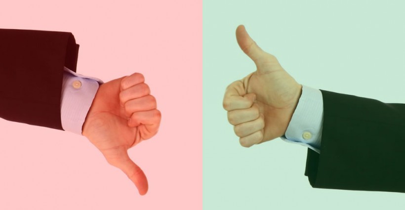 Duimen omhoog en omlaag