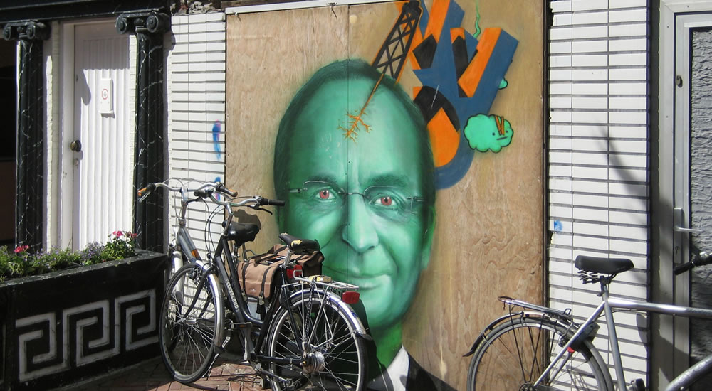 Henk Kamp op een protestgraffiti in Leeuwarden tegen de gaswinning in Noord-Nederland - Foto: Wutsje