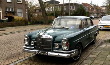 Leeuwerikstraat - oude mercedes
