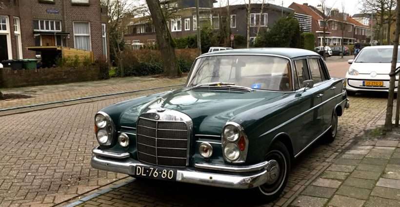 Leeuwerikstraat - oude mercedes