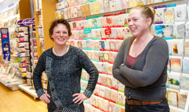 Primera - wenskaarten - lachende vrouwen - leeuwarden