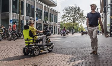 Wandelaar en scootmobiel