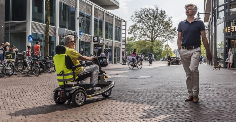 Wandelaar en scootmobiel