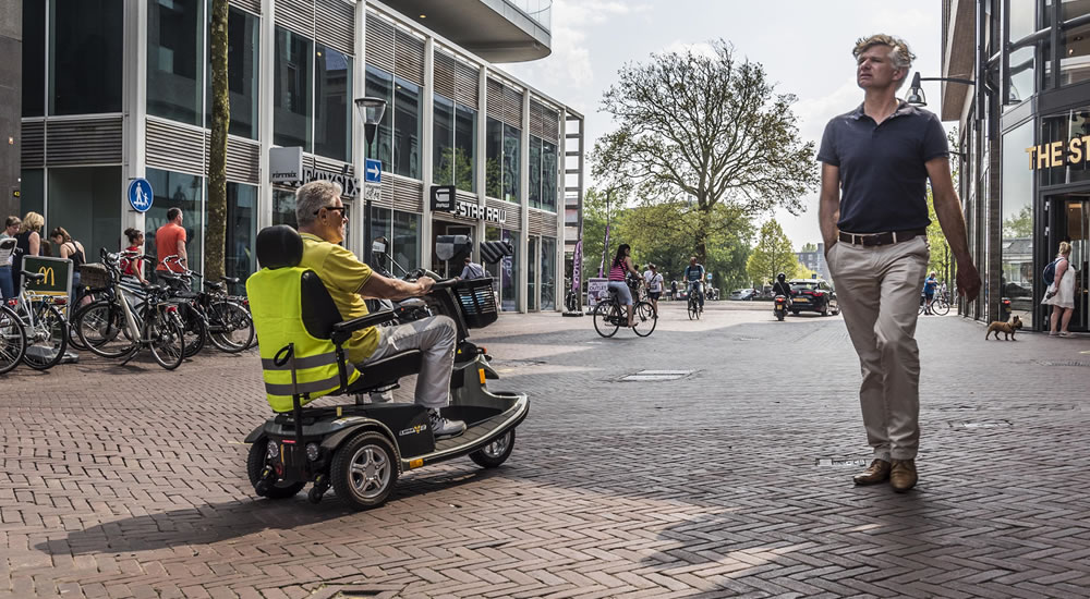 Wandelaar en scootmobiel